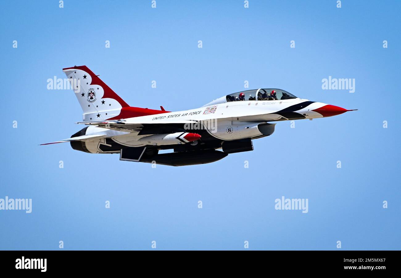 STATI UNITI Air Force Thunderbird N. 8 e N. 11 arrivano alla base dell'aeronautica militare di Shaw (AFB), South Carolina, 28 marzo 2022. Il pilota Thunderbirds Advance e il responsabile della manutenzione sono arrivati a Shaw AFB pochi giorni prima dello Shaw Air & Space Expo dal 2 al 3 aprile. Foto Stock