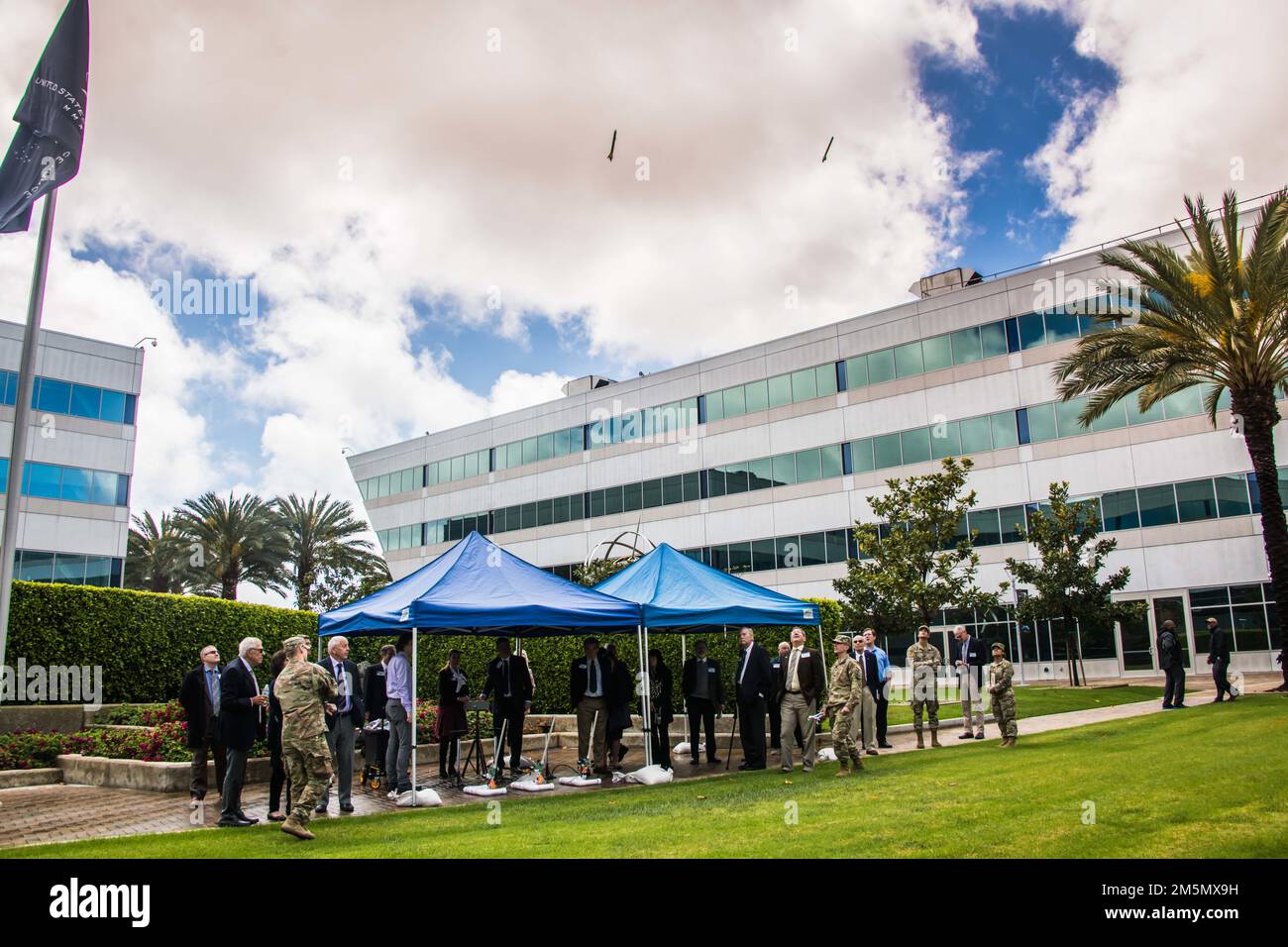 Los Angeles Air Force base (LA AFB) ha ospitato un evento di un giorno in onore della recente donazione della Defense Orientation Conference Association (DOCA) agli amici dell'Airman & Family Readiness Center (A&FRC), presso LAAFB, California, 28 marzo 2022. Quasi 50 membri del DOCA hanno partecipato alla presentazione della donazione e hanno appreso di più su ciò che Space Systems Command (SSC) sta facendo per affrontare le minacce, le sfide e l'innovazione nel settore spaziale. Foto Stock