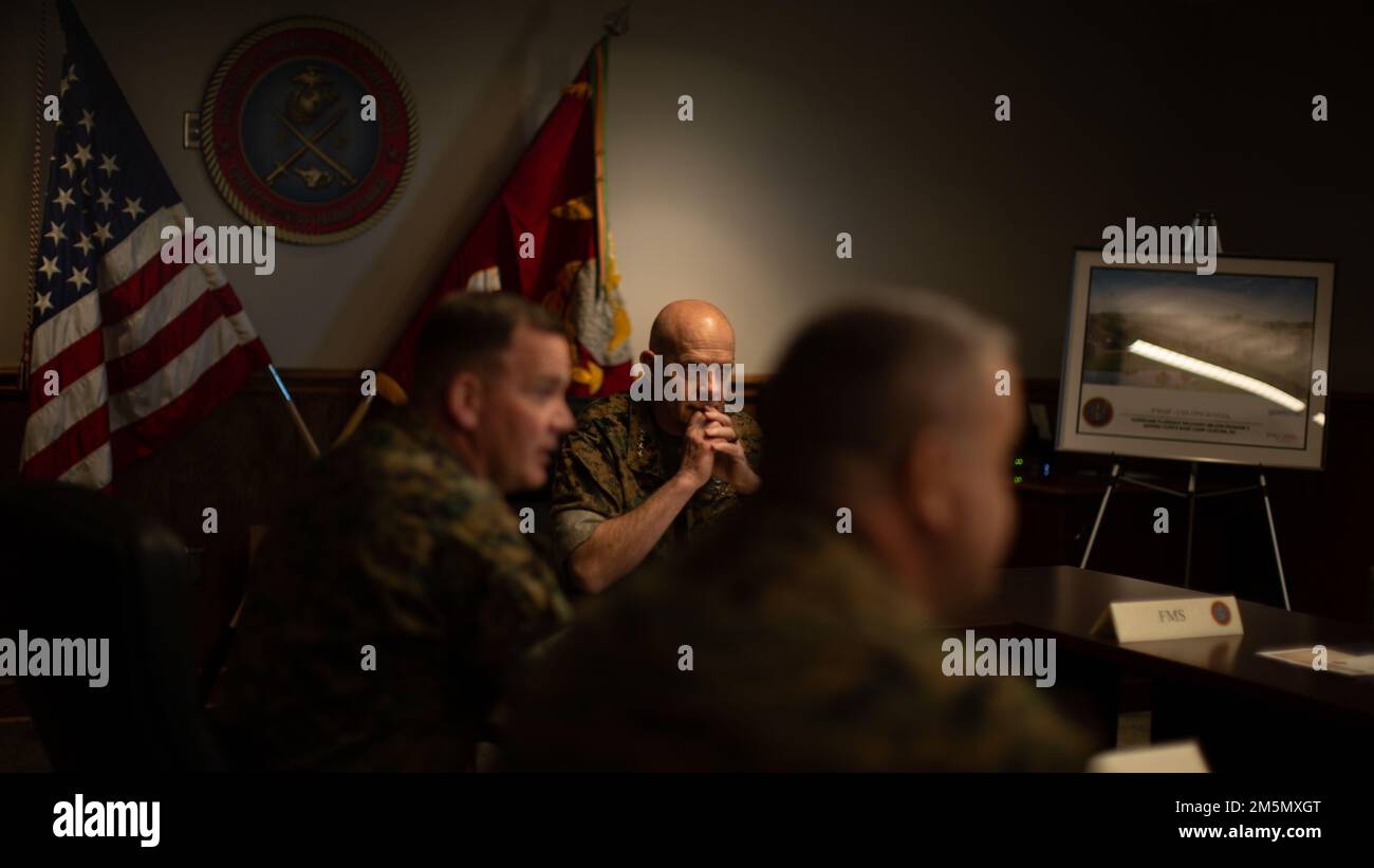 STATI UNITI David Berger, comandante del corpo Marino, visita Camp Johnson sulla base del corpo Marino Camp Lejeune, North Carolina, 28 marzo 2022. La visita del comandante gli dà la possibilità di fare un tour dei vari comandi e di parlare dell'importanza del Force Design 2030 e di altri futuri piani del corpo Marino. Foto Stock