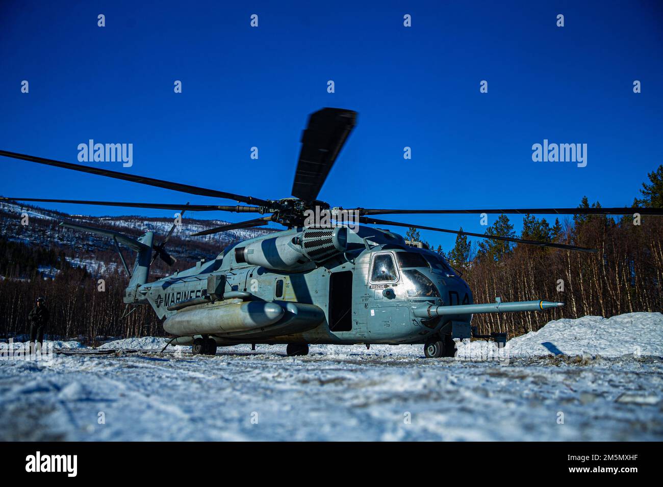 Un CH-53E Super Stallion viene messo in scena durante un'operazione di rifornimento via terra con aria durante l'esercizio Cold Response 2022, Setermoen, Norvegia, marzo. 28, 2022. Gli Stati Uniti I Marines sono assegnati a Marine Heavy Helicopter Squadron 366, Marine Aircraft Group 29, 2D Marine Aircraft Wing. Exercise Cold Response '22 è un esercizio biennale di preparazione e difesa nazionale norvegese che si svolge in tutta la Norvegia, con la partecipazione di ciascuno dei suoi servizi militari, nonché di altre 26 nazioni alleate della NATO e partner regionali. Foto Stock