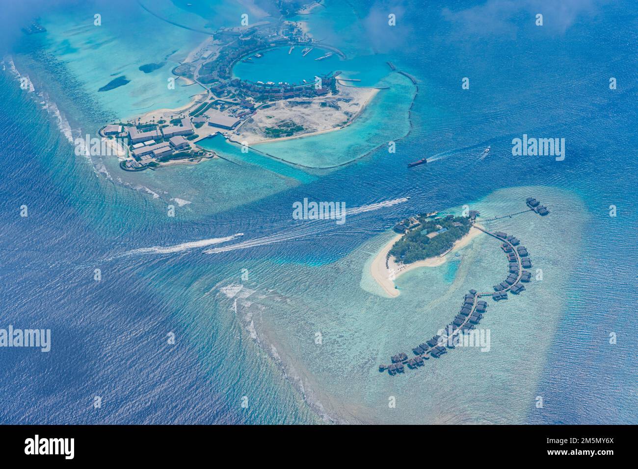 Incredibile atollo e isola alle Maldive dalla vista aerea. Tranquillo paesaggio tropicale e mare con palme su spiaggia di sabbia bianca, natura tranquilla Foto Stock