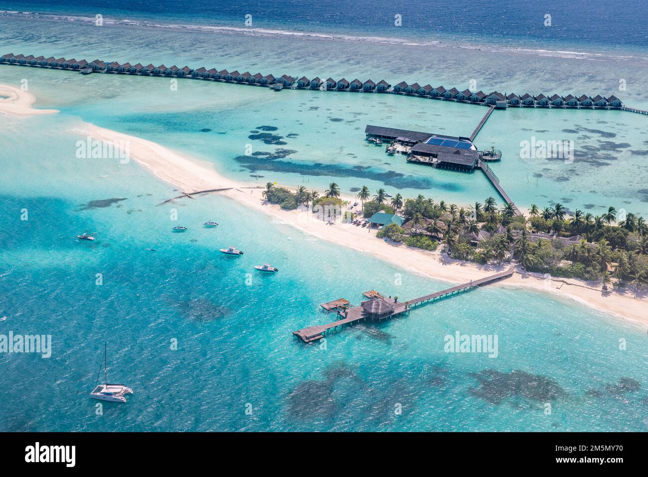 Incredibile atollo e isola alle Maldive dalla vista aerea. Tranquillo paesaggio tropicale e mare con palme su spiaggia di sabbia bianca, natura tranquilla Foto Stock