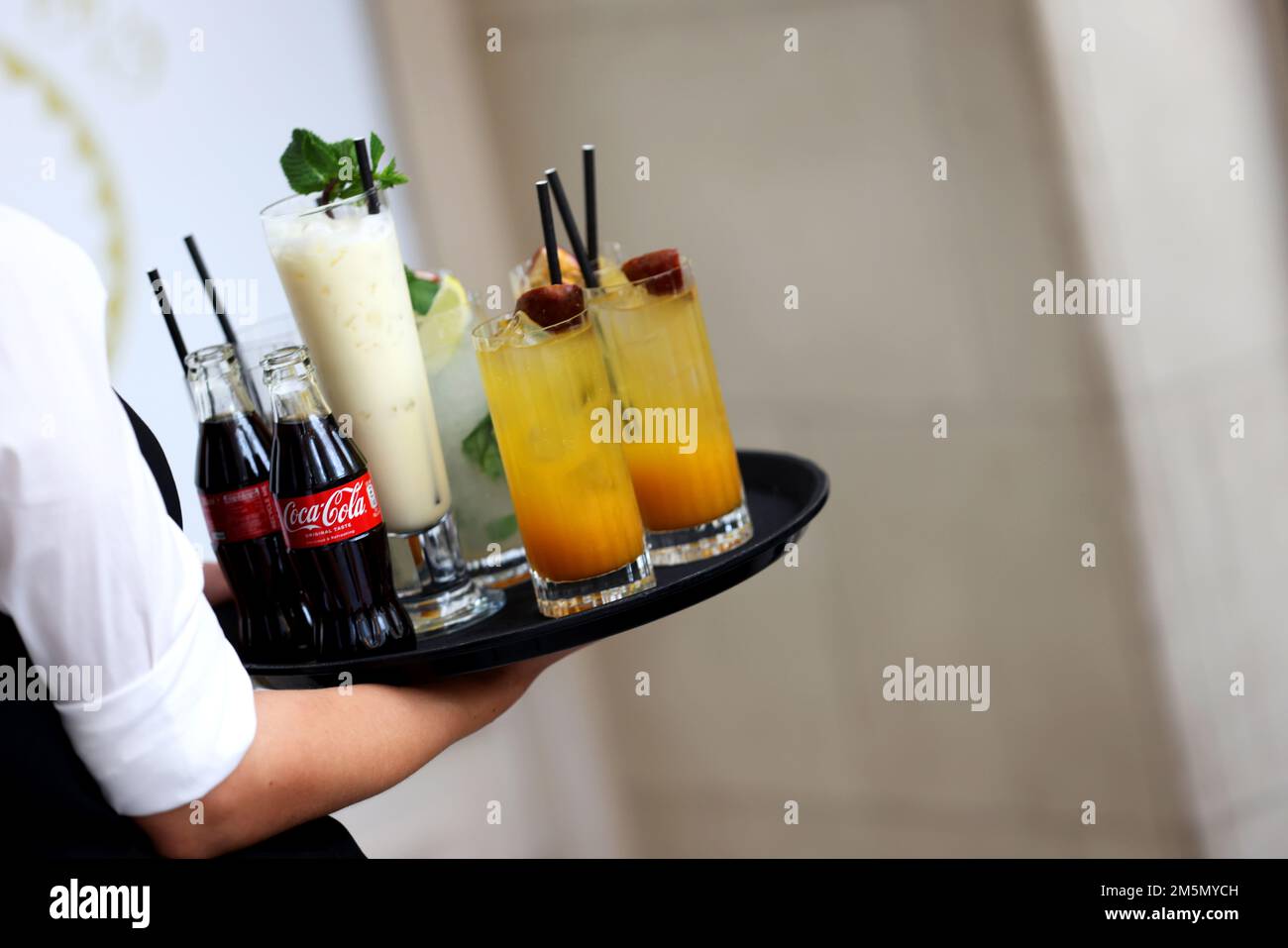 Cocktail e drink dall'aspetto gradevole, nella foto, serviti da una cameriera in un hotel di Londra, Regno Unito. Foto Stock