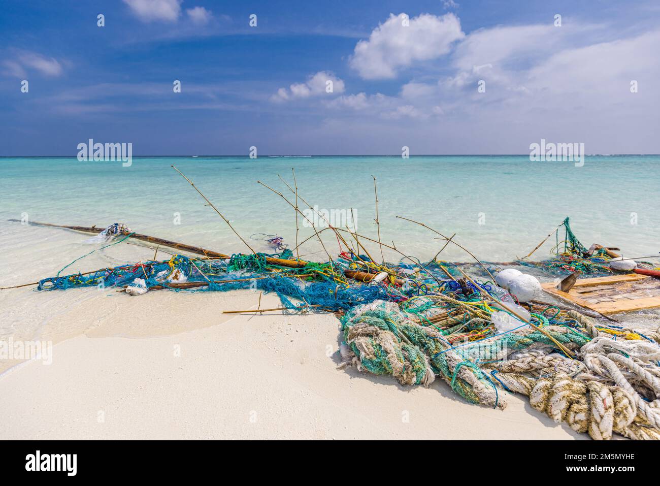 Il problema della spazzatura sulla spiaggia causato dall'uomo ha reso l'inquinamento e l'ambiente in concetto. Isola tropicale vacanza all'aperto spiaggia con mucchio di rifiuti Foto Stock