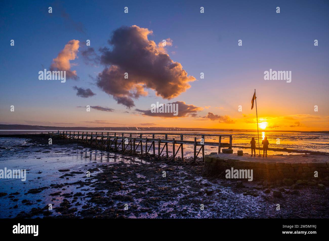 3RD NOVEMBRE 2022. CULROSS , FIFE, SCOZIA. METEO NEL REGNO UNITO. Una vista oggi dal molo di Culross a Fife, Scozia, mentre il sole tramonta sul Firth of Fo Foto Stock