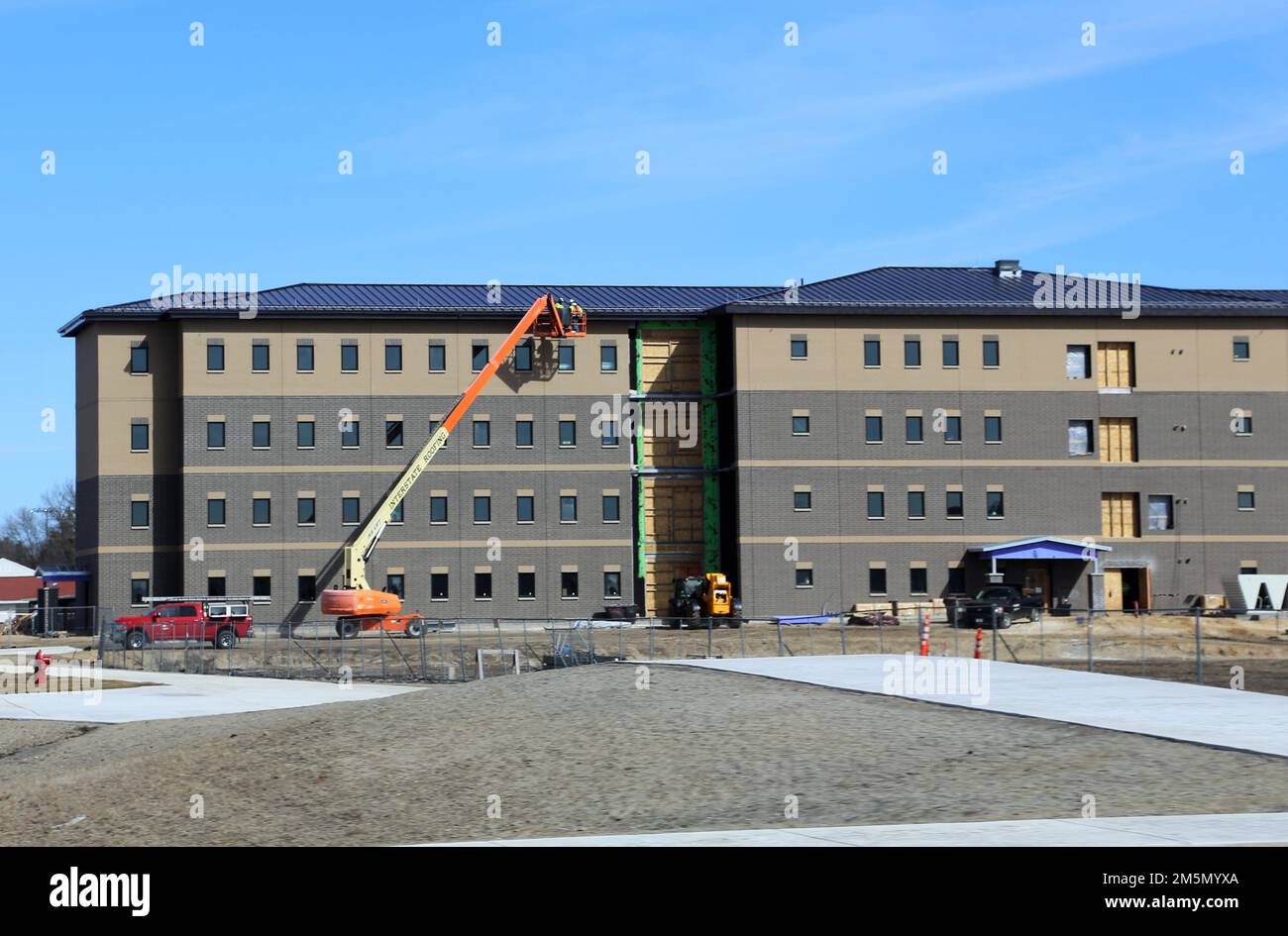 I lavori di costruzione sono mostrati il 28 marzo 2022, nel 1600 ° blocco della zona di cantonment a Fort McCoy, Wisconsin., su un secondo nuovo progetto di addestramento provvisorio truppe caserma sul posto. Il progetto da $18,8 milioni di euro è stato assegnato a L.S. Costruttori neri, che è il contraente che ha costruito la prima caserma edificio a Fort McCoy, secondo gli Stati Uniti Ufficio di residenza del corpo militare degli ingegneri a Fort McCoy. Il nuovo contratto è stato aggiudicato il 29 settembre 2020 e l'avviso è stato emesso il 28 ottobre 2020. La durata del contratto è prevista per il completamento in 780 giorni di calendario. Attualmente il completamento del contratto è s Foto Stock