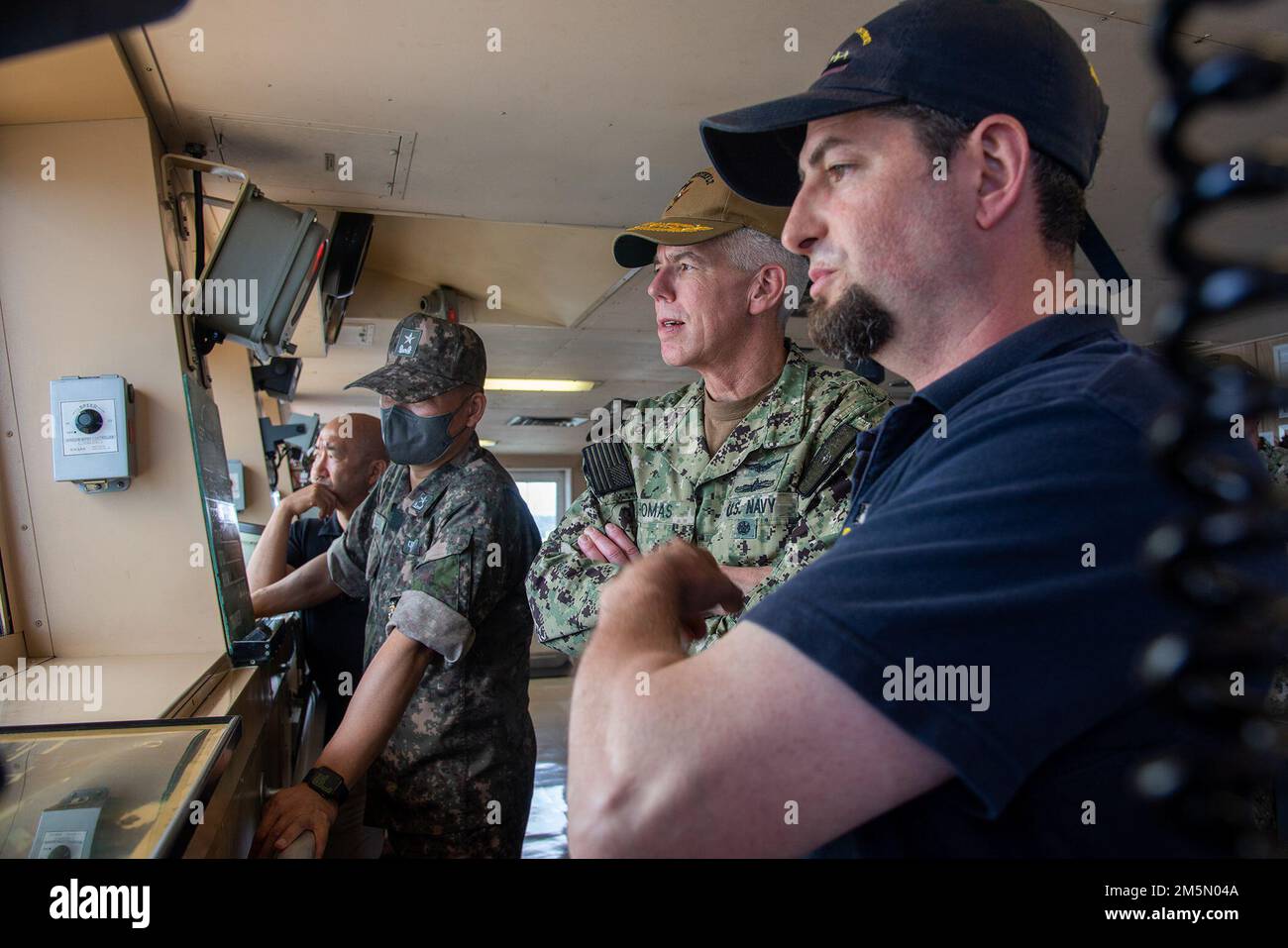 PORTO DI APRA, Guam (30 marzo 2022) - Vice ADM. Karl Thomas, comandante, flotta degli Stati Uniti 7th, centro e posteriore ADM. Kim Kyung Cheol, direttore, Centro operazioni marittime, comando flotta della Repubblica di Corea, al centro di sinistra, ricevere un tour di USNS Sgt. William R. Button (T-AK 3012) a Porto di Apra, marzo 28. Durante la sua visita, Thomas visitò varie navi tra cui USS Tulsa (LCS 16), USNS Sgt. William R. Button, e USS Emory S. Land (AS 39). La flotta degli Stati Uniti 7th conduce operazioni navali schierate in avanti a sostegno degli interessi nazionali degli Stati Uniti nell'area delle operazioni Indo-Asia-Pacifico. Come gli Stati Uniti Na Foto Stock