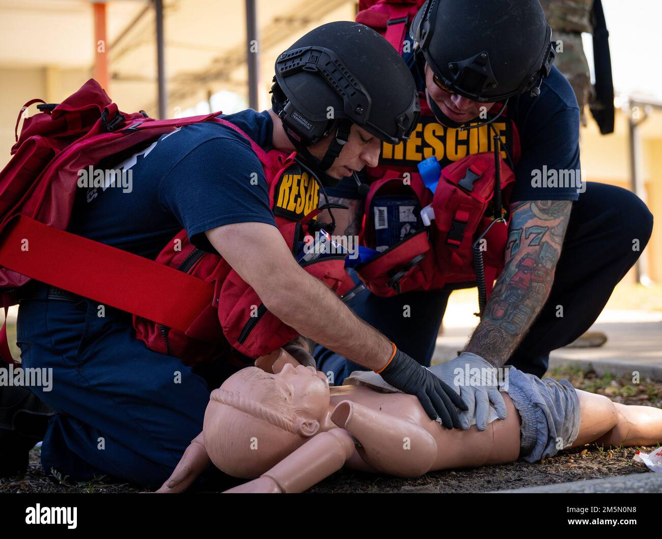 I vigili del fuoco con la 96th Test Wing amministrano aiuti a una vittima simulata durante un esercizio attivo di assalitori 28 marzo presso la base aeronautica di Eglin, Fl. L'obiettivo dell'esercizio, che si è svolto presso la scuola elementare di Eglin e altre aree, era quello di testare i piani di risposta alle emergenze di base. (STATI UNITI Foto dell'aeronautica/Samuel King Jr.) Foto Stock