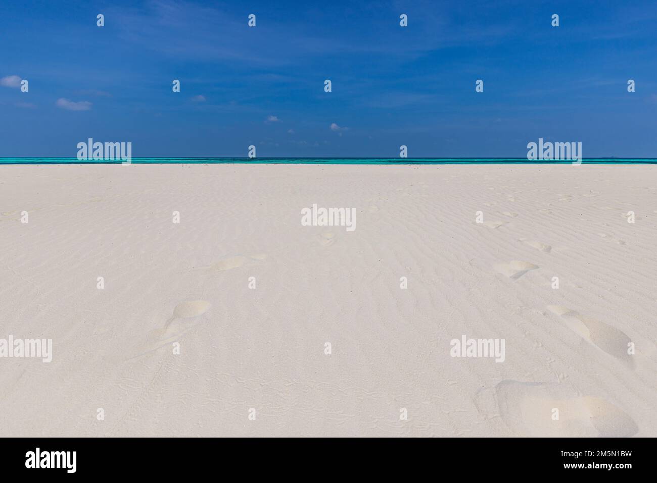 Mare blu, laguna oceano, schiuma bianca, spiaggia di sabbia, acqua turchese mare primo piano, vacanze estive. Isola tropicale sfondo vacanza viaggio turistico Foto Stock