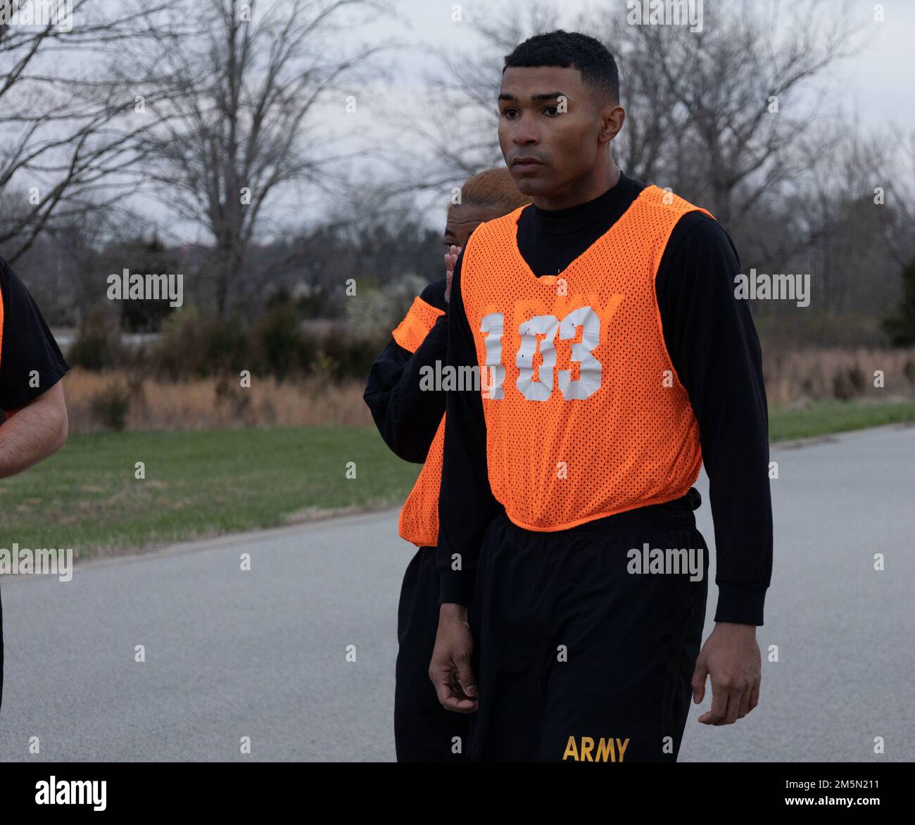 Il PFC. DeAndre Jones, specialista delle risorse umane, 1st Theater Sostainment Command, si prepara per una valutazione di idoneità fisica a Fort Knox, Kentucky, 28 marzo 2022. Foto Stock