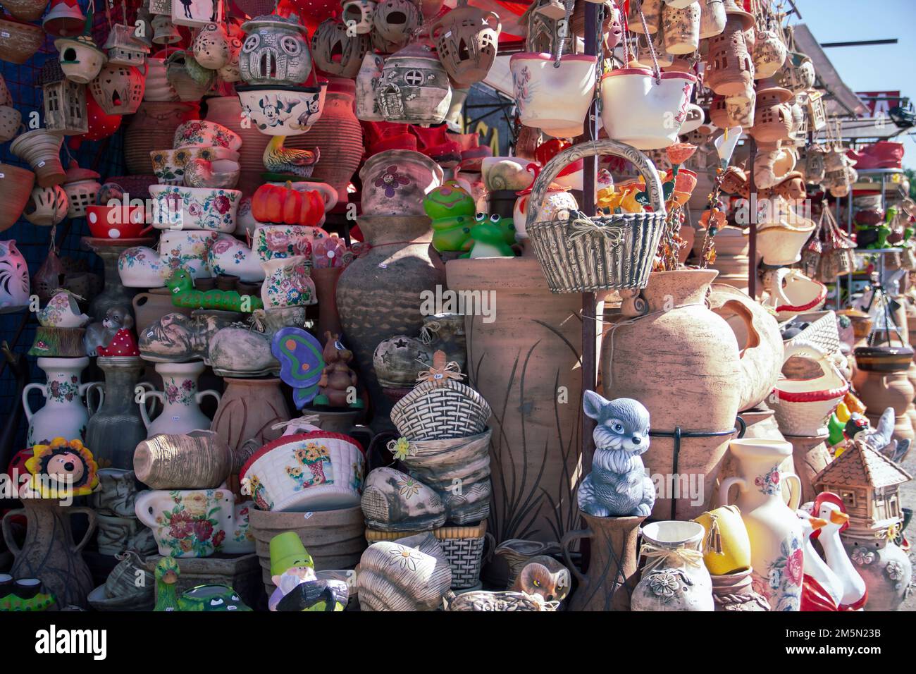 Pezzi esposti nel negozio di ceramiche artigianali Foto Stock