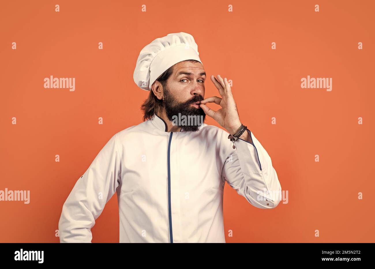 un hipster brutale con baffi e barba mostra un gesto perfetto, un'eccellenza Foto Stock