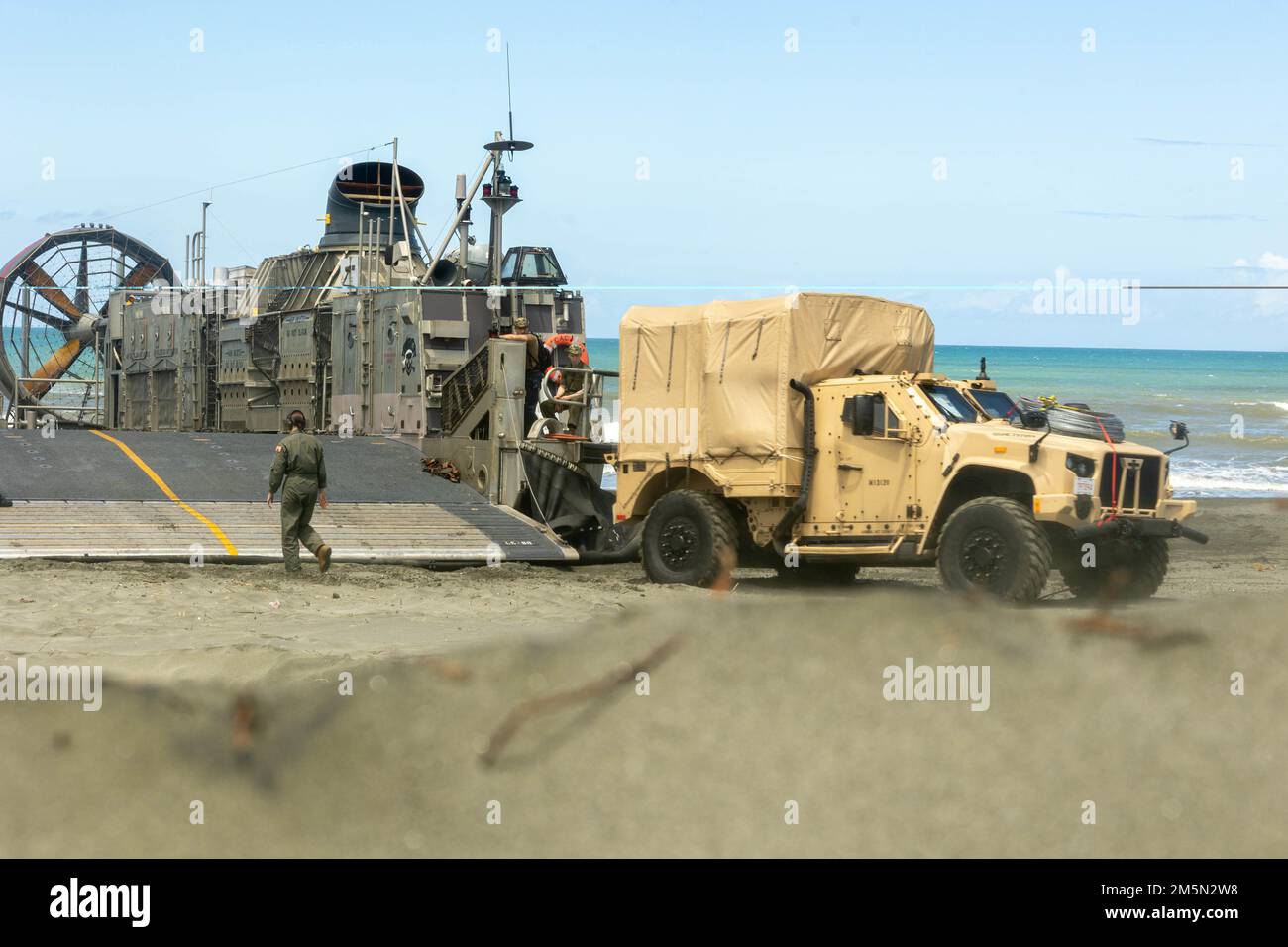 Un veicolo tattico Joint Light con 1st battaglione, 3D Marines, 3D Marine Division, disembarks Landing Craft Air Cushion (LCAC) 80, assegnato alla Naval Beach Unit (NBU) 7, durante l'esercizio Balikatan 22, a Aparri Beach, Cagayan, Filippine, marzo 28, 2022. Balikatan è un esercizio annuale tra l'AFP e i militari statunitensi progettato per rafforzare l'interoperabilità bilaterale, le capacità, la fiducia e la cooperazione costruita nel corso di decenni di esperienze condivise. Balikatan, Tagalog per “smaco a spalla”, è un esercizio bilaterale di lunga data tra le Filippine e gli Stati Uniti che mette in evidenza la de Foto Stock