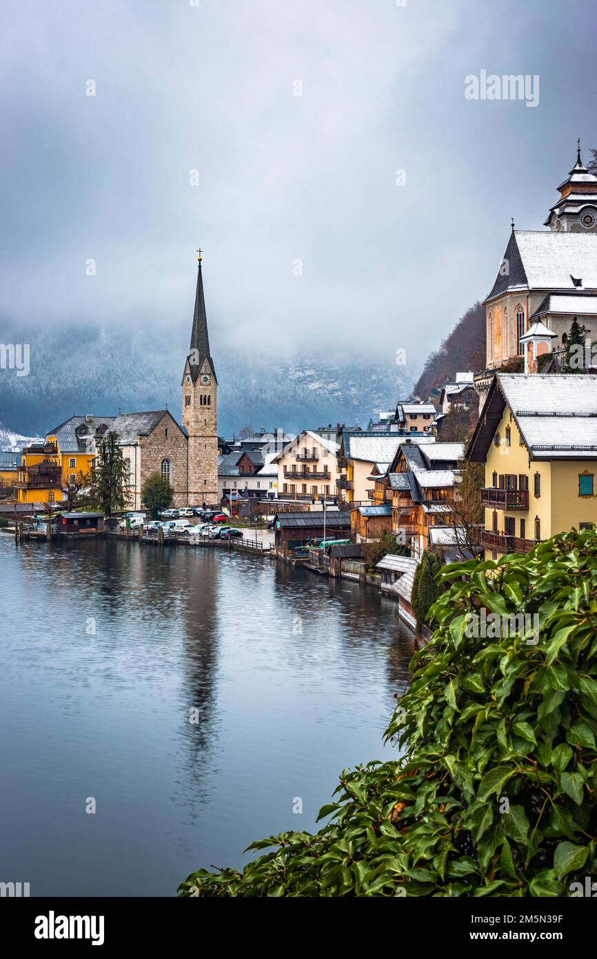 Hallstatt, Austria - iconica vista di Hallstatt, famosa in tutto il mondo, la città sul lago protetta dall'UNESCO con la chiesa luterana di Hallstatt in una fredda giornata di nebbia con Foto Stock