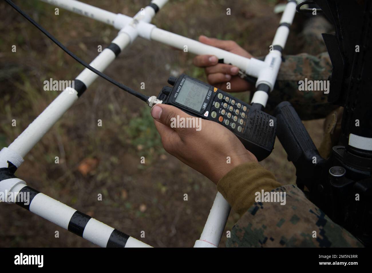 STATI UNITI Fernando MonjeManriquez, un operatore di intelligence dei segnali con 1st radio Battaglione, I Marine Expeditionary Force Information Group cerca un sistema aereo senza equipaggio abbattuto per una missione simulata di recupero tattico di velivoli e personale durante un i Marine Expeditionary Force Information Group Marine Corps Combat Readiness Evaluation Exercise presso Marine Corps base Camp Pendleton, California, 28 marzo 2022. Lo scopo del MCCRE è di valutare formalmente i compiti essenziali di base e/o missione assegnati all'unità al fine di garantire la standardizzazione dei servizi e combattere il re Foto Stock