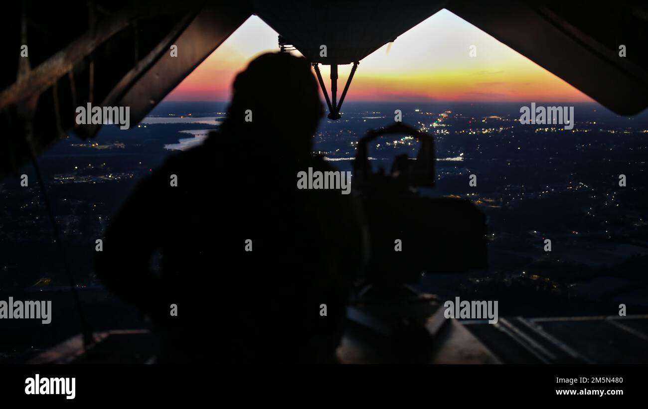 STATI UNITI Ryan Beattie, capo equipaggio con Marine Heavy Helicopter Squadron-772, 4th Marine Aircraft Wing, Marine Forces Reserve, osserva il terreno durante un volo in elicottero CH-53E Super Stallion a sostegno dell'esercizio Rolling Thunder sulla Marine Corps Air Station New River, Jacksonville, North Carolina, 28 marzo 2022. Esercizio Rolling Thunder è un esercizio di artiglieria a fuoco vivo in cui 10th Marines, 2D Marine Division impiegano incendi distribuiti tramite simulate Expeditionary Advanced Base of Operation. Foto Stock