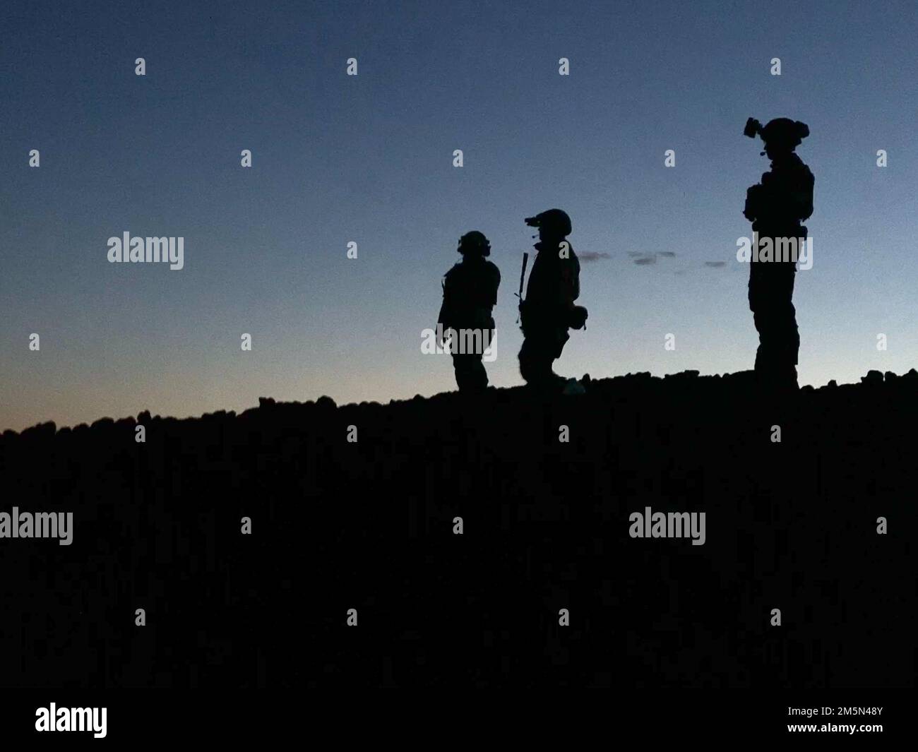 I tecnici per lo smaltimento di ordigni esplosivi (89d) all'interno di 71st Ordnance Group si sono allenati ampiamente durante la formazione per il supporto delle forze operative speciali (SST) per aumentare la preparazione alle missioni e la capacità di sopravvivenza in ambienti urbani ostili per future implementazioni a Yakima, Washington, 30 marzo 2022. Foto Stock