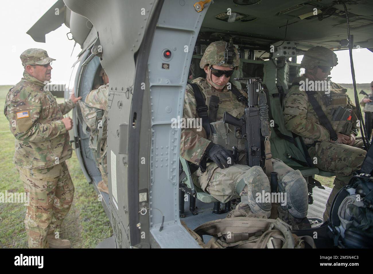 Ty Bramble con il battaglione 1-183rd Helicopter Assault slip soldati della Charlie Company sui metodi di imbarco e di uscita di un UH-60 Black Hawk in preparazione per l'esercizio di assalto aereo. I soldati della Guardia Nazionale dell'Idaho Army della Charlie Company, 2-116th Battaglione di armi combinate della Cavallry Brigade Combat Team 116th si sono Uniti Alle A e B Companies negli ultimi esercizi di addestramento prima di schierarsi più avanti quest'estate. I soldati della Charlie Company hanno completato le qualifiche delle singole armi, gli attacchi aerei e i movimenti e le tattiche della squadra. Foto Stock