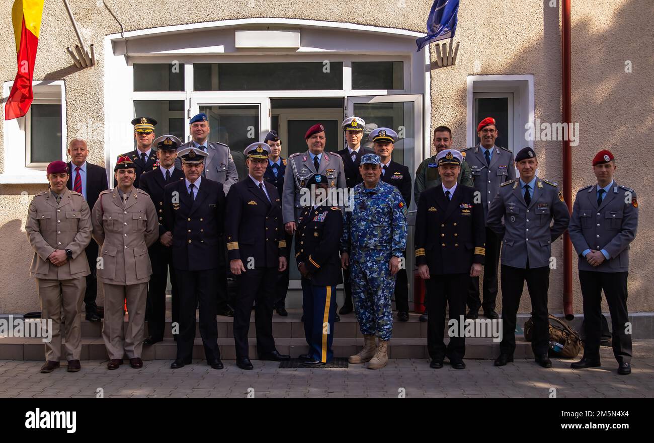 STATI UNITI Kendrick Traylor, comandante del gruppo di sostegno di area-Mar Nero, e il colono dell'aeronautica rumena Eduart Dodu, comandante della base della base aerea Mihail Kogalniceanu, si trovano al centro di un raduno di studenti del Bundeswehr Command and staff College, presso la base aerea Mihail Kogalniceanu, Romania, 28 marzo 2022. Gli studenti si sono recati in Romania come parte di un programma di istruzione strategica internazionale per imparare e comprendere le questioni geopolitiche all'interno della regione del Mar Nero. Foto Stock