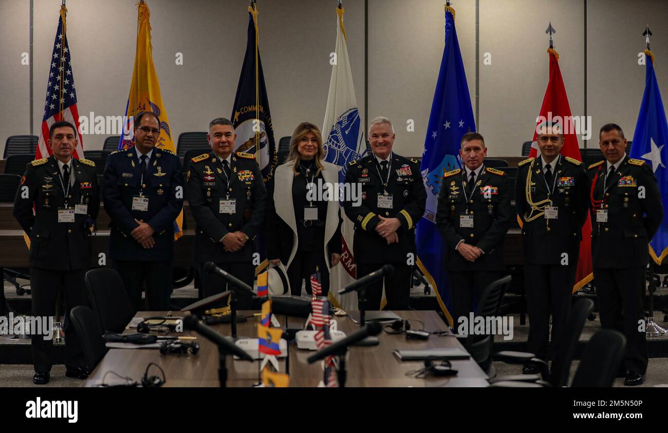 I leader ecuadoriani visitano la Guardia Nazionale del Kentucky come parte del programma di partenariato di Stato il 28 marzo 2022, a Frankfort, Kentucky. L'impegno di una settimana è la prima conferenza di persona che i due paesi hanno tenuto insieme dal 2018. Foto Stock