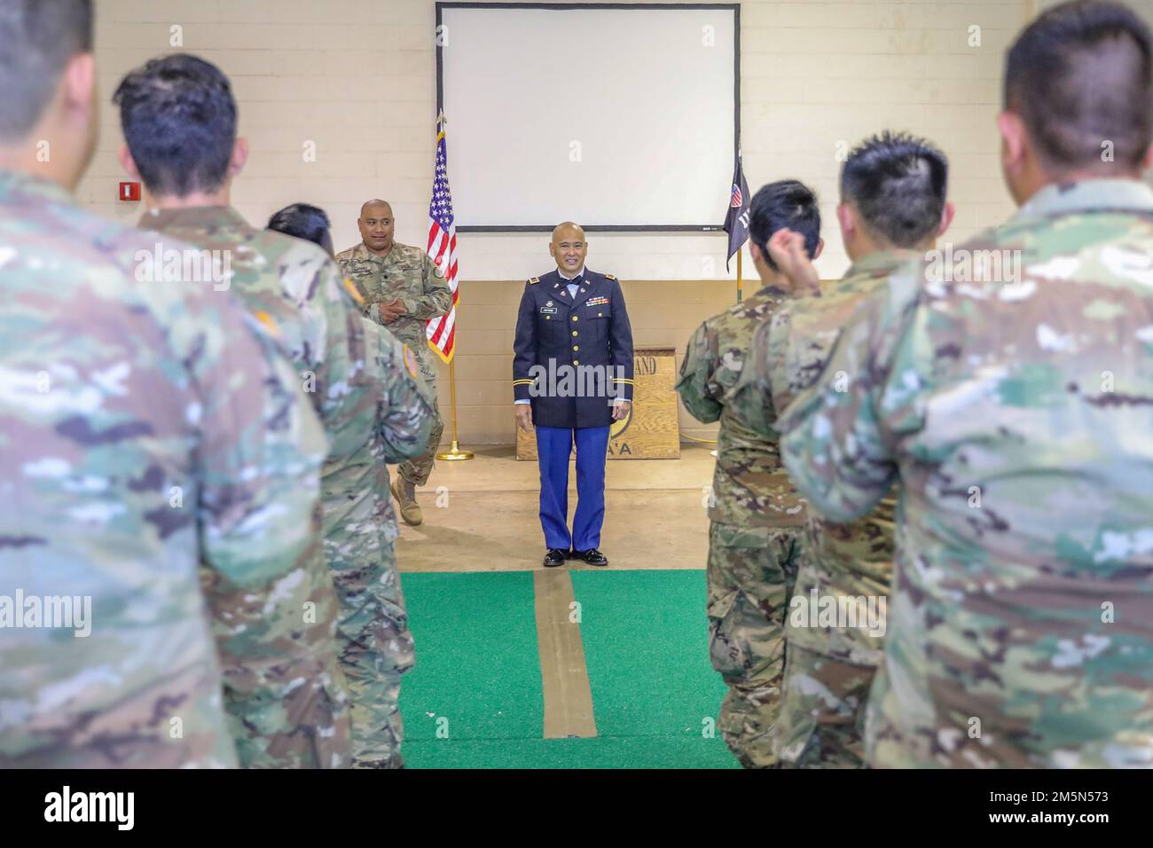 Hawaii Army National Guard Chief Warrant Officer 5 Curtis Hiyane, comandante della 111th Army Band, 103rd Troop Command, è promosso Chief Warrant Officer Five a Pearl City, Hawaii, 28 marzo 2022. Hiyane è stato anche selezionato come nuovo Vice Capo della Guardia Nazionale dell'Esercito band. Foto Stock