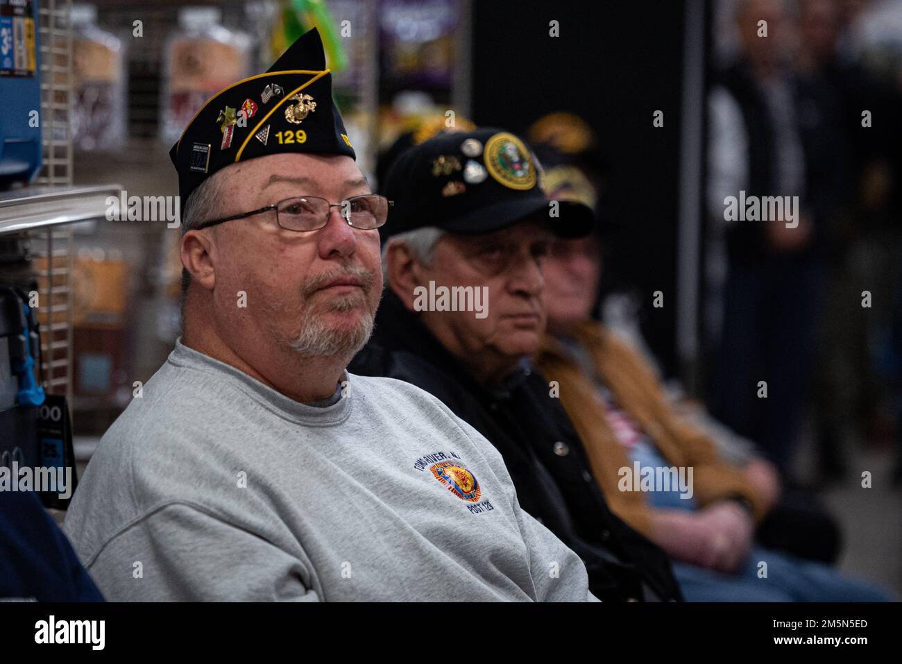 I veterani statunitensi partecipano alla cerimonia di riconoscimento dei veterani del Vietnam alla Joint base McGuire-Dix-Lakehurst, N.J., 29 marzo 2022. La cerimonia fa parte dello sforzo nazionale di ringraziare i veterani del Vietnam per il loro servizio e sacrificio. La Navy Exchange on Joint base MDL tiene questa cerimonia ogni anno dal 2018. Foto Stock