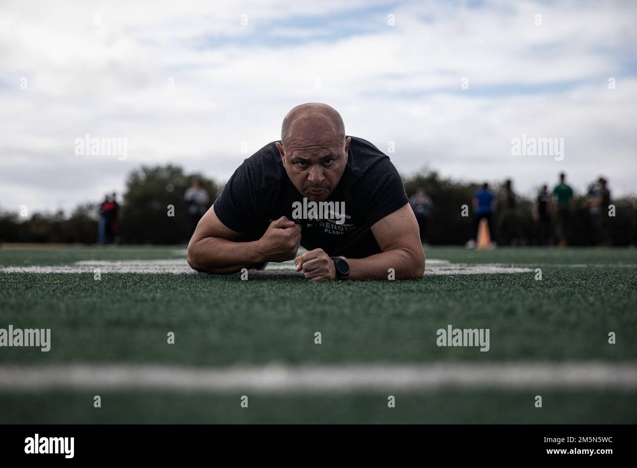 Un educatore del distretto di reclutamento 12th, partecipa al Combat Fitness Test durante un Workshop educatori presso il Marine Corps Recruit Depot, San Diego, 29 marzo 2022. Gli educatori sono stati accolti presso il deposito per ricevere un'esperienza di prima mano su come si svolge la formazione per reclutamento. Foto Stock
