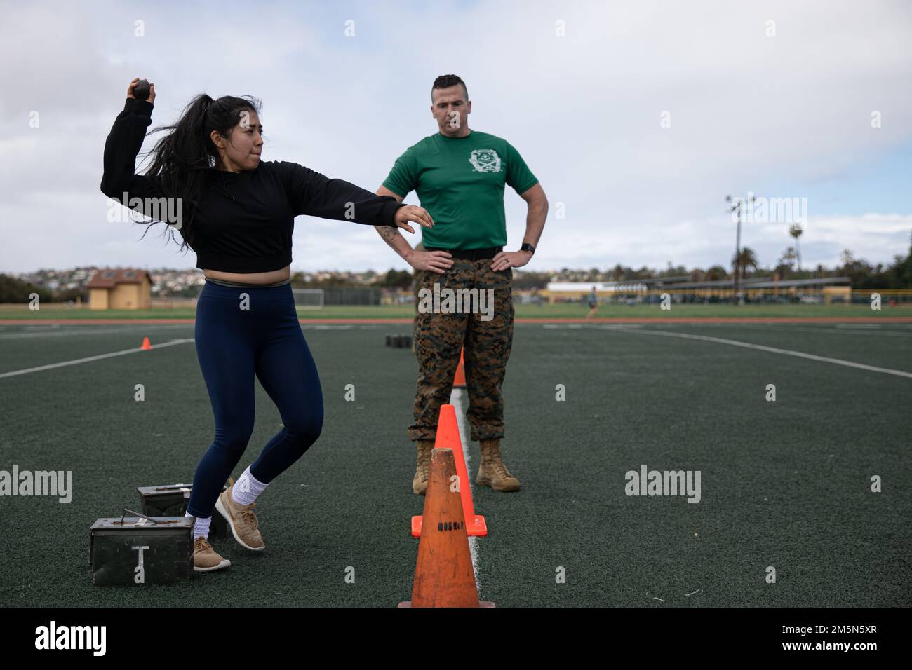 Un educatore del distretto di reclutamento 12th, partecipa al Combat Fitness Test durante un Workshop educatori presso il Marine Corps Recruit Depot, San Diego, 29 marzo 2022. Gli educatori sono stati accolti presso il deposito per ricevere un'esperienza di prima mano su come si svolge la formazione per reclutamento. Foto Stock
