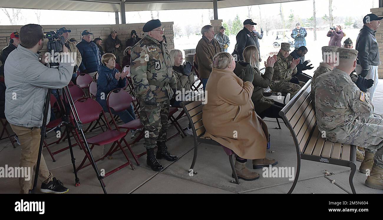 I partecipanti applaudiranno i veterani del Vietnam in piedi durante la guerra del Vietnam – cerimonia commemorativa del 50th° anniversario il 29 marzo, presso il Rock Island National Cemetery, Arsenal di Rock Island, Illinois. (Foto di Jon Micheal Connor, ASC Public Affairs) Foto Stock