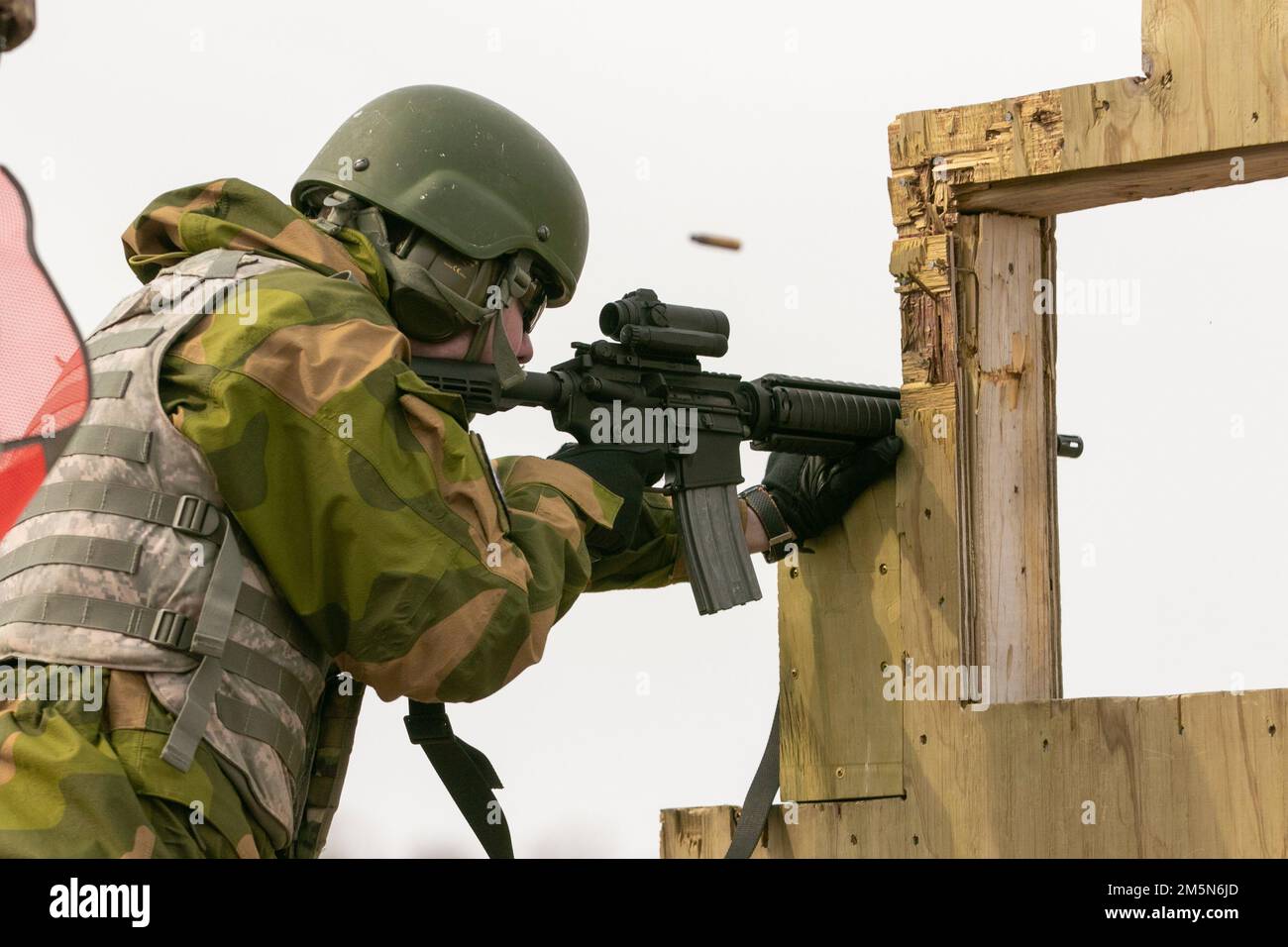 I membri dei servizi giovanili norvegesi hanno avuto la possibilità di condurre la qualifica di Carbine M4 a Camp Ripley, 29 marzo 2022. (Foto della Guardia Nazionale del Minnesota di Sgt. Mahsima Alkamooneh) Foto Stock