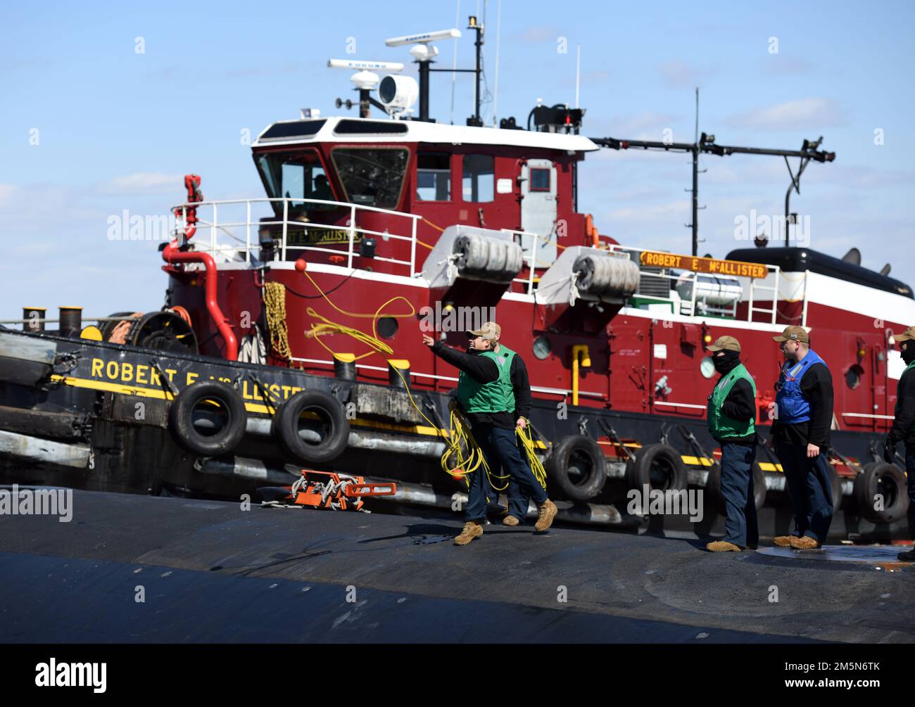 220329-N-YG157-0098 WILMINGTON, Delaware (29 marzo 2022) – i membri dell'equipaggio, assegnati alla USS Delaware (SSN 791), effettuano operazioni di line-handling mentre la nave entra a Wilmington, Delaware il 29 marzo 2022. L’equipaggio di 132 persone del Delaware è transitato a Wilmington per partecipare a eventi commemorativi della durata di una settimana in onore della cerimonia di messa in servizio della barca che si è svolta amministrativamente nell’aprile 2020 a causa delle restrizioni COVID all’epoca. Delaware, la settima nave della Marina degli Stati Uniti e il primo sottomarino, che prende il nome dal primo stato statunitense del Delaware, è una piattaforma flessibile e multi-missione progettata per eseguire il Foto Stock