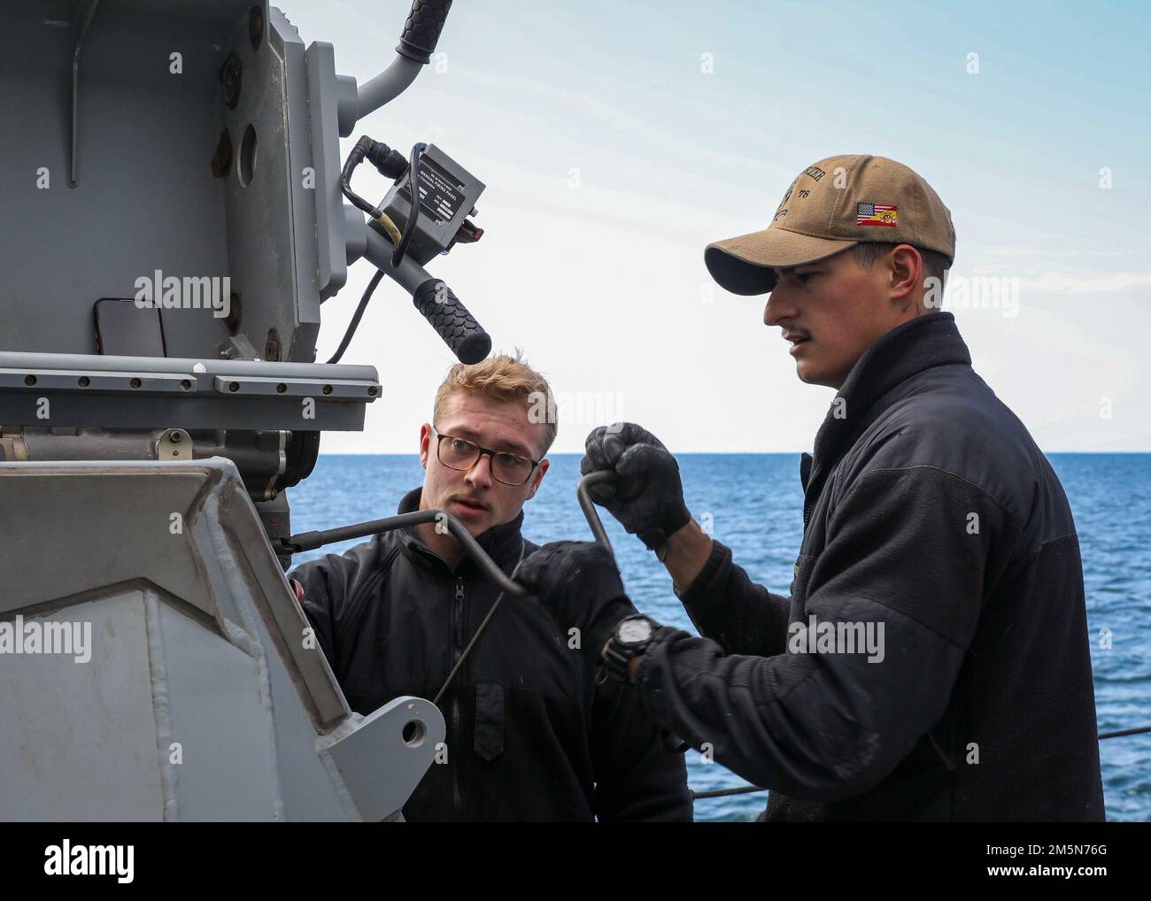 OCEANO ATLANTICO (29 marzo 2022) – il cacciatorpediniere missilistico guidato della classe Burke di Arleigh USS Porter (DDG 78), 29 marzo. Porter, schierato in futuro a Rota, Spagna, sta attualmente partecipando all'esercizio della Task Force nell'area operativa della flotta degli Stati Uniti 2nd. TFEX funge da esercizio di certificazione per l'implementazione indipendente di navi ed è progettato per testare la preparazione e le prestazioni della missione in operazioni integrate. Foto Stock