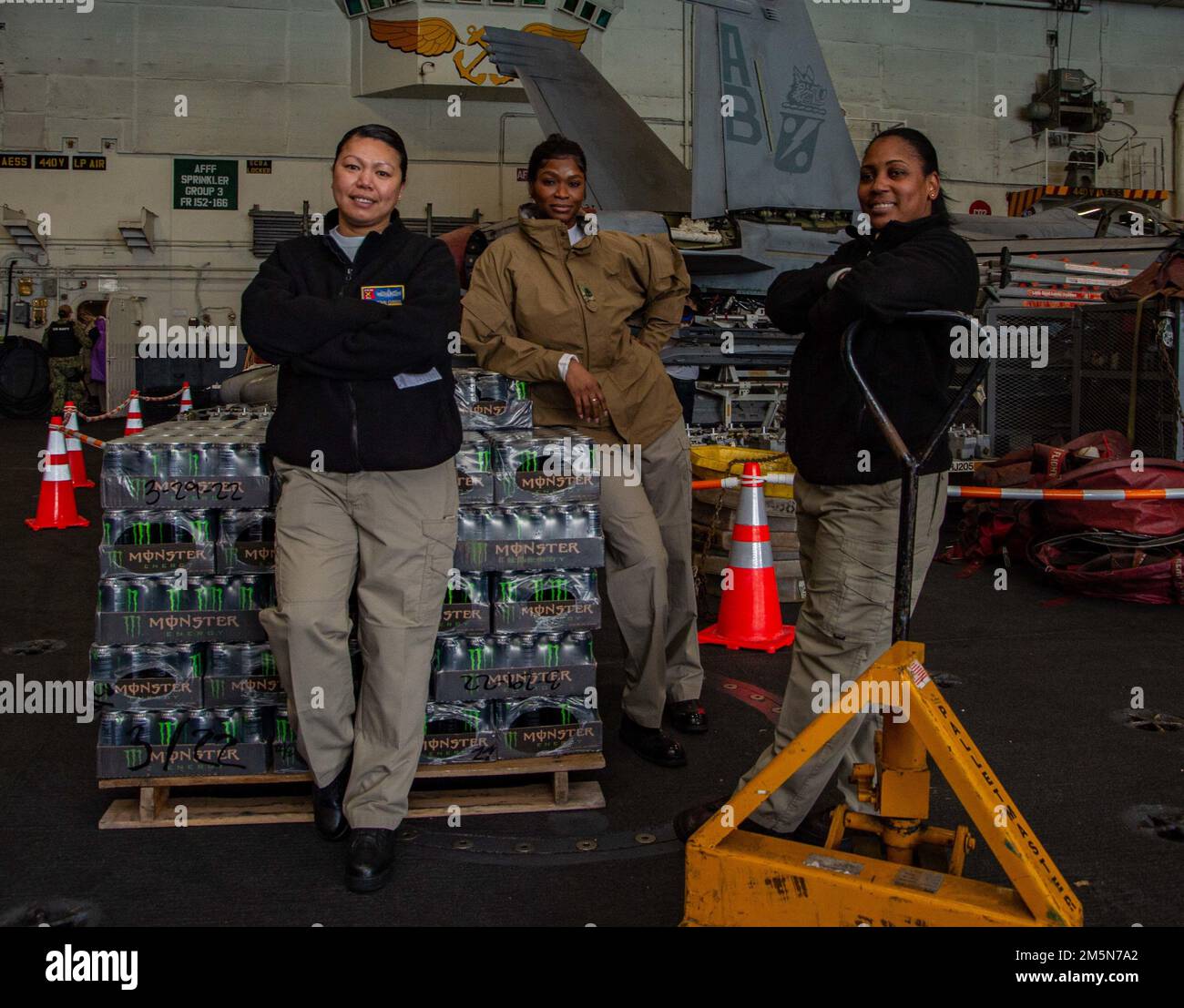 220329-N-DH793-1012 MARE ADRIATICO (29 marzo 2022) da sinistra a destra, Chief Logistics Specialist Jenn Gibbs, da Angeles City, Filippine, Chief Retail Services Specialist Kimberley Fleming, da St. Thomas, Stati Uniti Isole Vergini, e Chief Logistics Specialist Nikedra Lavender, di Tuscaloosa, Alabama, posa per una foto nella baia hangar della portaerei di classe Nimitz USS Harry S. Truman (CVN 75) durante un rifornimento in mare, 29 marzo 2022. Il gruppo Harry S. Truman Carrier Strike Group è in fase di implementazione pianificata negli Stati Uniti Sesta area di attività Fleet a supporto di Stati Uniti, alleati e parte Foto Stock