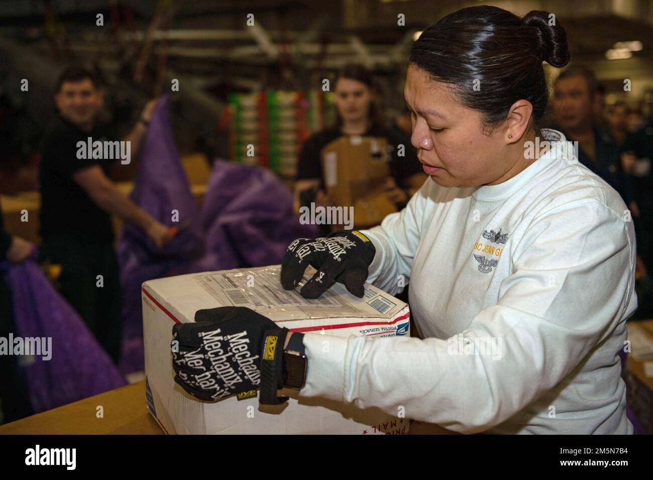 220329-N-GP384-1009 MARE ADRIATICO (29 marzo 2022) Capo di Logistica Jenn Gibbs, da Angeles City, Filippine, controlla un pacchetto durante un rifornimento in mare nella baia hangar della portaerei di classe Nimitz USS Harry S. Truman (CVN 75), 29 marzo 2022. Il gruppo Harry S. Truman Carrier Strike Group è in fase di implementazione pianificata negli Stati Uniti Sesta area di attività Fleet a sostegno degli interessi degli Stati Uniti, alleati e partner in Europa e Africa. Foto Stock