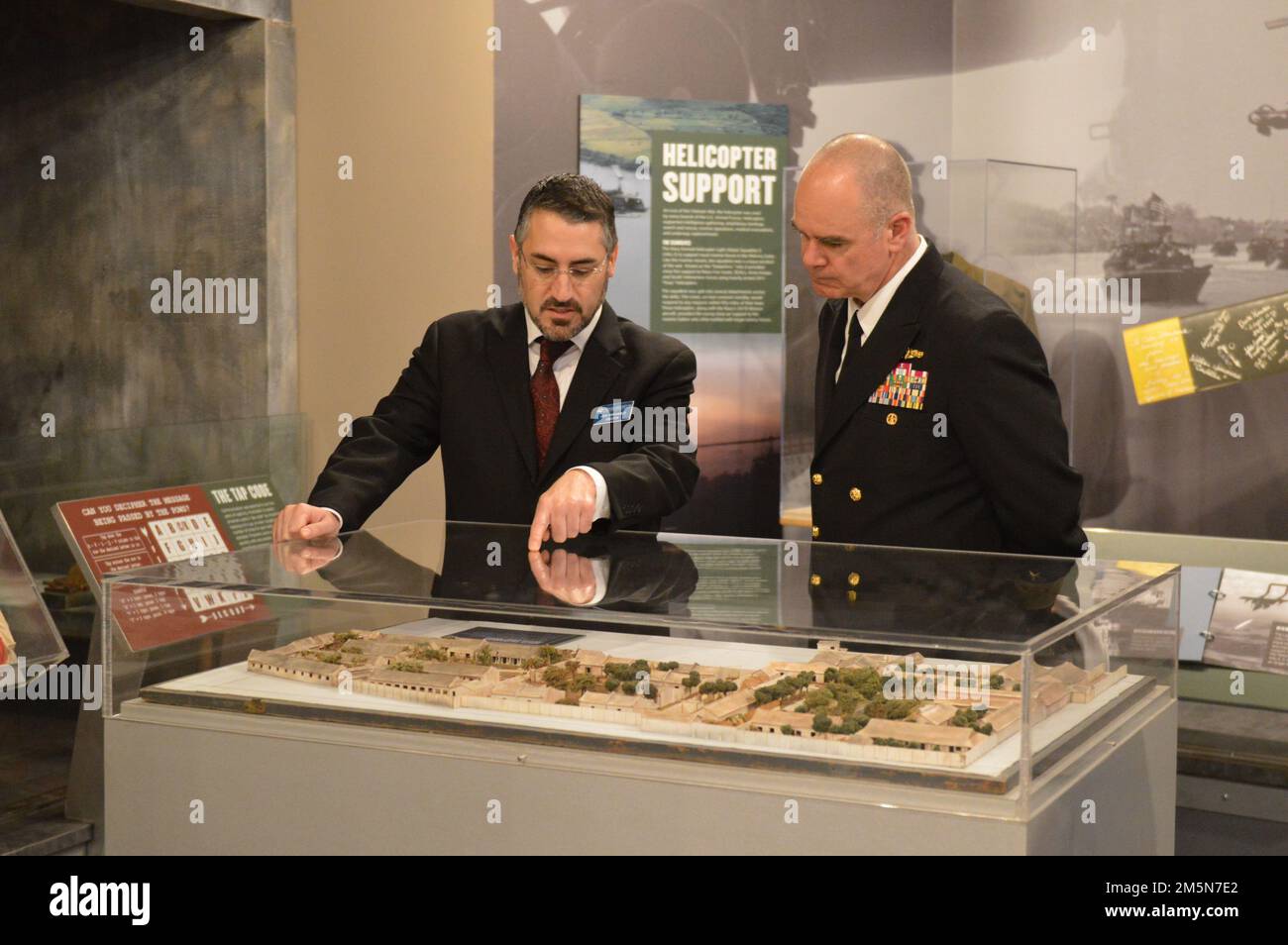 Il direttore del museo John Pentangelo del museo navale di Hampton Roads (a sinistra) e l'ammiraglio posteriore Brendan McLane, ufficiale comandante della forza di superficie della Marina Atlantic tour la mostra del museo “la guerra dei dieci Mille giorni in mare: Gli Stati Uniti Navy in Vietnam, 1950-1975.” Il tour si è svolto al termine di una cerimonia come parte della Giornata Nazionale dei Veterani di guerra del Vietnam, che è stata ospitata dal museo il 29 marzo 2022 per i veterani della zona, i membri del servizio e il pubblico in generale. Foto Stock