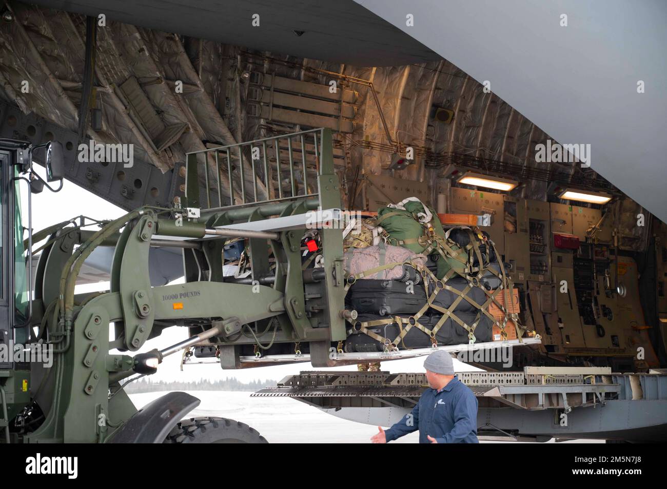 STATI UNITI Gli aerei assegnati alla 3rd Wing, base congiunta Elmendorf-Richardson, Alaska, scaricano il carico da un C-17 Globemaster III a sostegno della Polar Force 22-4 presso la base aeronautica di Eielson, Alaska, 29 marzo 2022. Polar Force è un esercizio di due settimane progettato per testare la disponibilità alla missione di JBER e rafforzare le competenze su cui i membri del servizio si affidano per operare in modo efficiente quando si affrontano situazioni avverse e ambienti austeri. Foto Stock