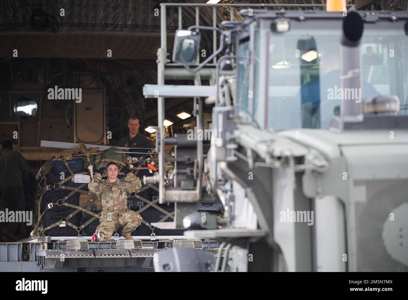 STATI UNITI Gli aerei assegnati alla 3rd Wing, base congiunta Elmendorf-Richardson, Alaska, scaricano il carico da un C-17 Globemaster III durante la Polar Force 22-4 sulla base dell'aeronautica di Eielson, Alaska, 29 marzo 2022. Questo è il primo esercizio PF condotto dalla 3rd Wing, con la 673d Air base Wing come partecipante di supporto. PF 22-4 fornisce forze efficaci, flessibili e centrate sulle capacità, pronte per essere schierate in tutto il mondo, e consente di acquisire competenze reali in risposta a una serie di crisi. Foto Stock