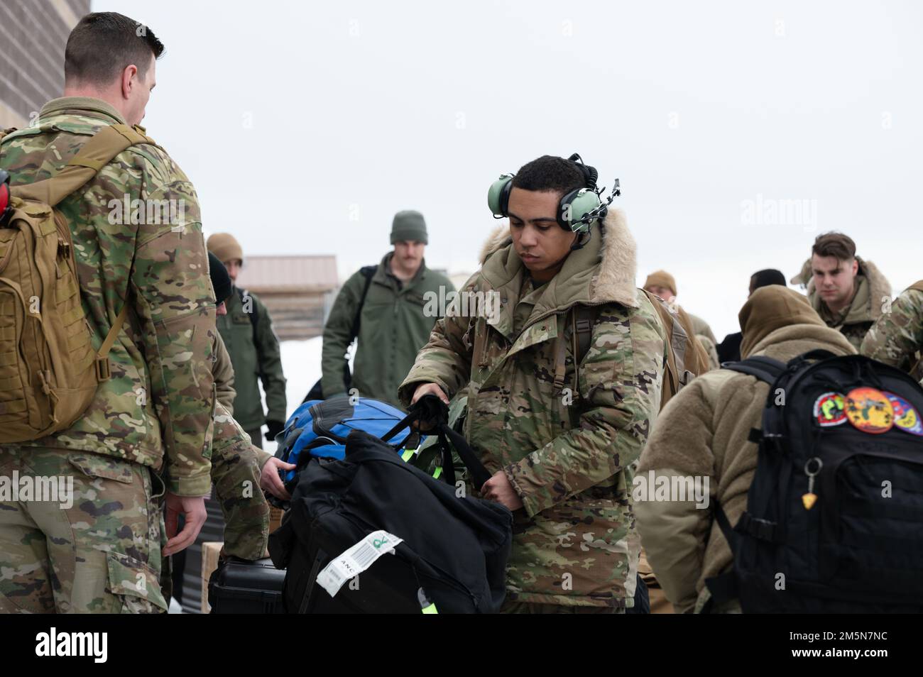 STATI UNITI Gli aerei assegnati alla 3rd Wing, base congiunta Elmendorf-Richardson, Alaska, scaricano il carico da un C-17 Globemaster III durante la Polar Force 22-4 sulla base aeronautica di Eielson, Alaska, 29 marzo 2022. Polar Force 22-4 è guidata dalla 3rd Wing ed è stata progettata per affinare le strategie su cui i membri del servizio si affidano durante la navigazione in situazioni avverse e in ambienti austeri. Foto Stock