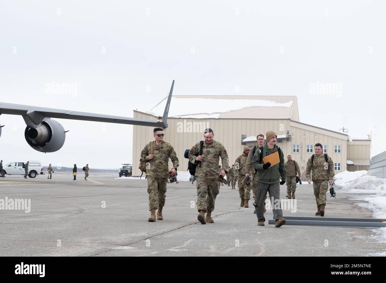 STATI UNITI Gli aerei assegnati alla 3rd Wing, base congiunta Elmendorf-Richardson, Alaska, arrivano alla base aeronautica di Eielson, Alaska, durante la Polar Force 22-4, 29 marzo 2022. Si tratta del primo esercizio PF condotto dalla 3rd Wing, con l'attenzione principale sullo sviluppo di Agile Combat Employment e degli Stati Uniti Capacità delle forze aeree del Pacifico di combattere in un contesto contestato, anti-accesso e negazione delle aree. L'operazionalizzazione di concetti che migliorano la prontezza, come ACE, è fondamentale per garantire un Indo-Pacific libero e aperto. Foto Stock