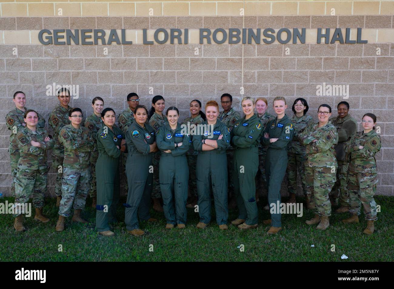 STATI UNITI Le donne delle forze aeree dello Squadrone di controllo dell'aria 337th e dello Squadrone di controllo dell'aria 81st si uniscono per una foto dopo un evento femminile di controllo del manager di battaglia dell'aria 29 marzo 2022, alla base dell'aeronautica militare di Tyndall, Florida. L’evento si è tenuto per celebrare il mese della Storia delle Donne, dove le donne di entrambi gli squadroni hanno assicurato che lo spazio aereo e i combattenti fossero protetti in modo sicuro ed efficace. Foto Stock