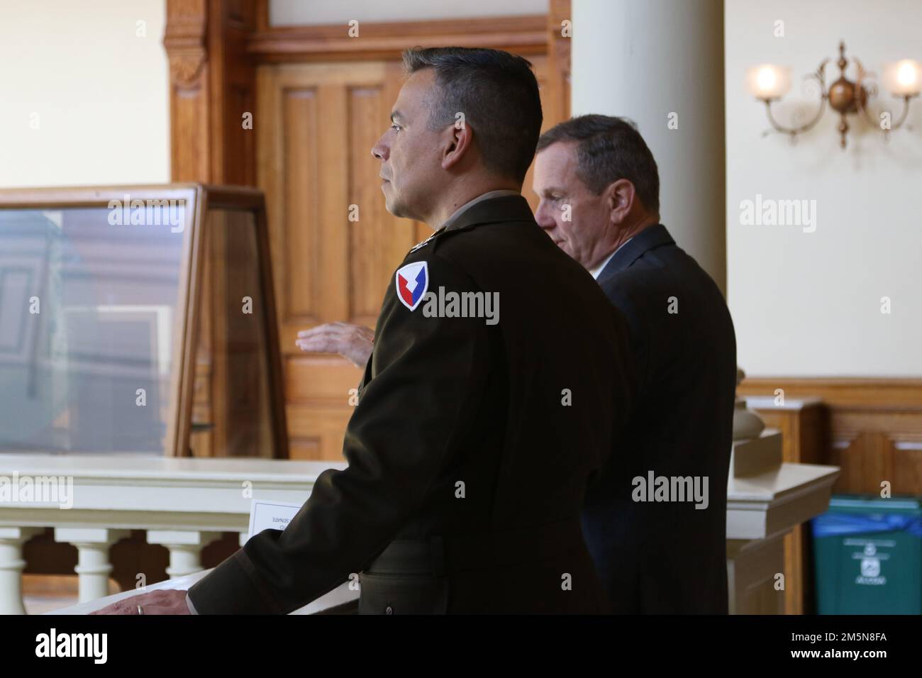 STATI UNITI Il colon. Dell'esercito Manuel F. Ramirez, comandante dell'aeronautica militare del Fort Stewart e del cacciatore, fa un giro del Campidoglio di stato della Georgia durante il 3rd° giorno della divisione di fanteria ad Atlanta, Georgia, 29 marzo 2022. Fort Stewart e Hunter Army Airfield leader hanno visitato il campidoglio per ringraziare i legislatori della Georgia per il loro sostegno. Foto Stock