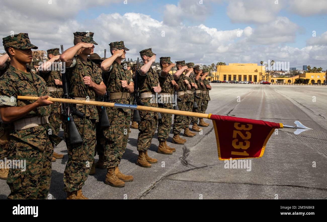 STATI UNITI Marine Corps Recruits con Kilo Company, 3rd reclutamento addestramento battaglione, eseguire un movimento di perforazione durante il trapano di ordine vicino a Marine Recruit Depot San Diego, 29 marzo 2022. Reclute ha imparato ed eseguito i movimenti di perforazione come un plotone durante la formazione di reclutamento per eliminare l'individualismo e creare la disciplina. Foto Stock