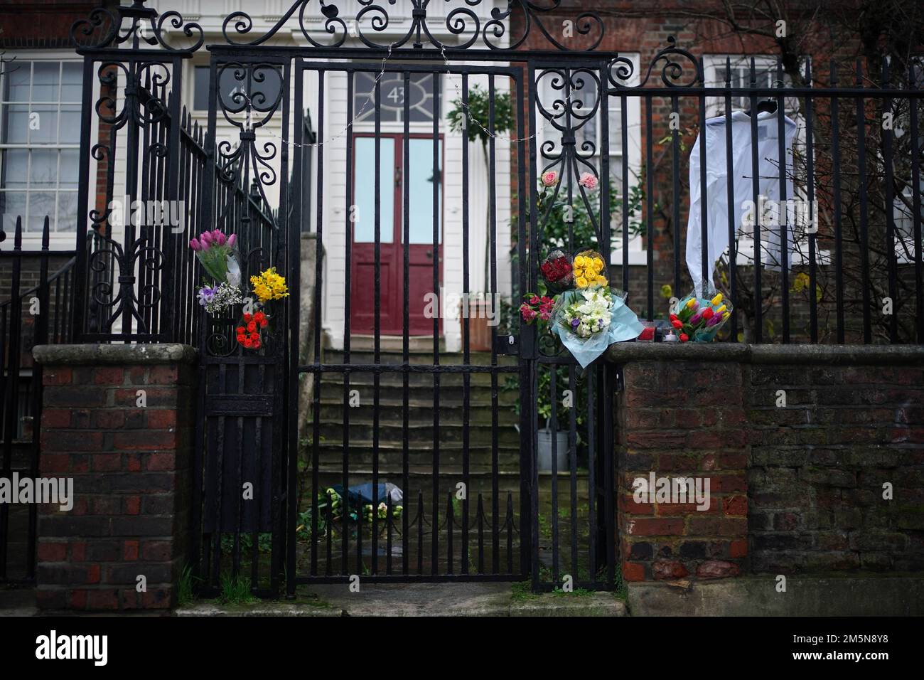 Fiori e tributi al di fuori della casa di Dame Vivienne Westwood a Londra, il fashion designer è morto all'età di 81 anni. Data immagine: Venerdì 30 dicembre 2022. Foto Stock