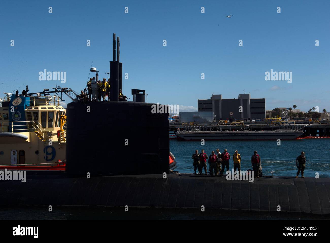 (SAN DIEGO) -- il sottomarino ad attacco rapido USS Sante Fe (SSN 763) di Los Angeles arriva alla base navale di San Diego dal cantiere navale di Portsmouth a Kittery, Maine, per un turno homeport, 30 marzo. Sante Fe è in grado di supportare varie missioni, tra cui la guerra anti-sottomarina, la guerra anti-nave, la guerra di sciopero e l'intelligence, la sorveglianza e la ricognizione. Santa Fe fa parte del comandante, il sottomarino Squadron 11, che ospita quattro sottomarini ad attacco rapido di classe Los Angeles. Foto Stock
