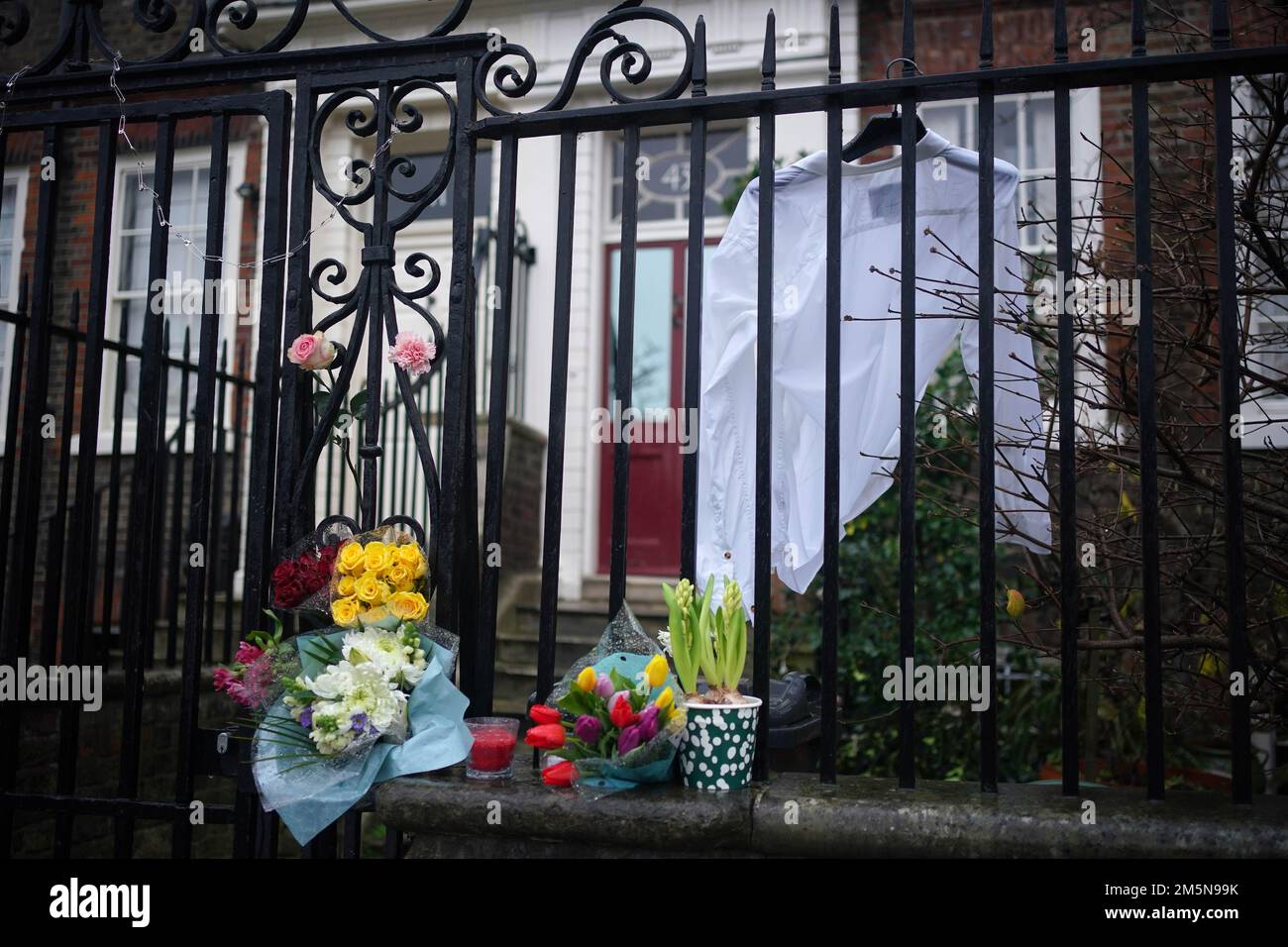 Fiori e tributi al di fuori della casa di Dame Vivienne Westwood a Londra, il fashion designer è morto all'età di 81 anni. Data immagine: Venerdì 30 dicembre 2022. Foto Stock