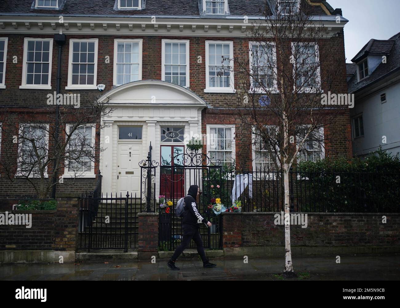 Fiori e tributi al di fuori della casa di Dame Vivienne Westwood a Londra, il fashion designer è morto all'età di 81 anni. Data immagine: Venerdì 30 dicembre 2022. Foto Stock