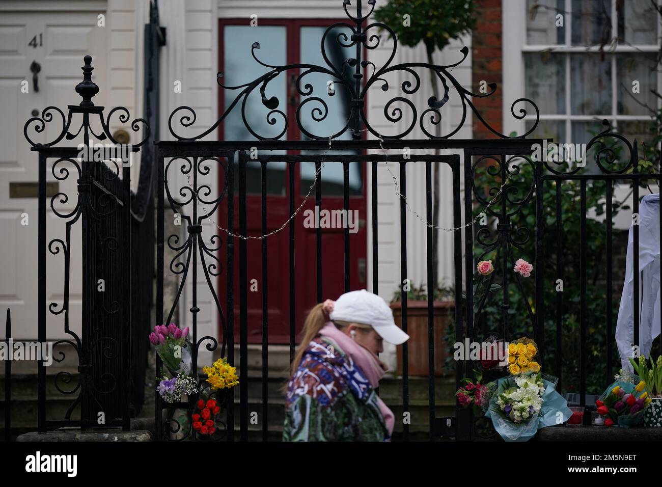 Fiori e tributi al di fuori della casa di Dame Vivienne Westwood a Londra, il fashion designer è morto all'età di 81 anni. Data immagine: Venerdì 30 dicembre 2022. Foto Stock