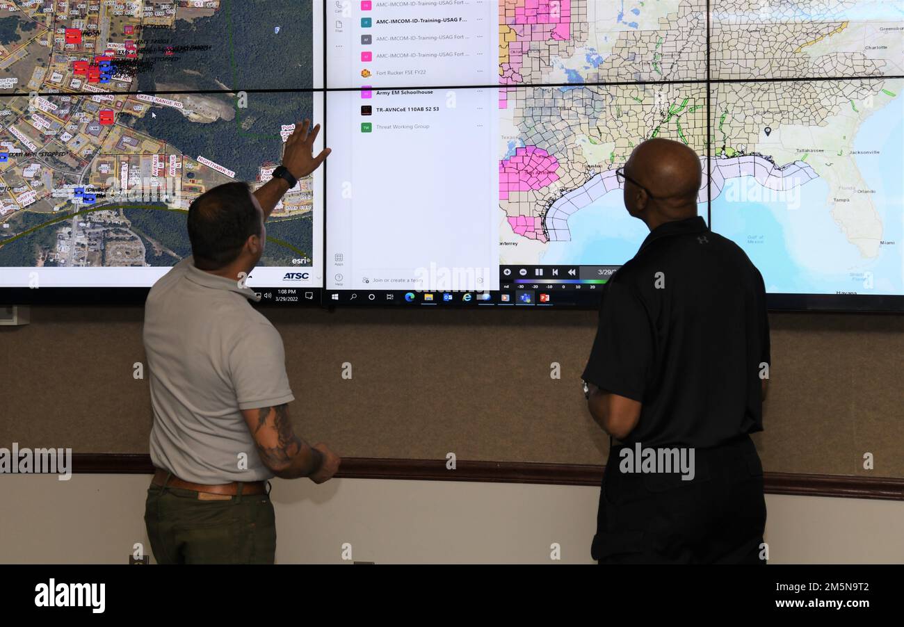 Jerome Wise, l'attuale responsabile delle operazioni di emergenza del comando dell'esercito degli Stati Uniti, riceve un briefing da Johnny Rosado, responsabile delle operazioni di emergenza per l'installazione di Fort Rucker, durante la visita di Wise negli Stati Uniti Army Aviation Center of Excellence per capire meglio come l'installazione conduce la gestione di emergenza a Fort Rucker, Alabama, 29 marzo 2022. Foto Stock