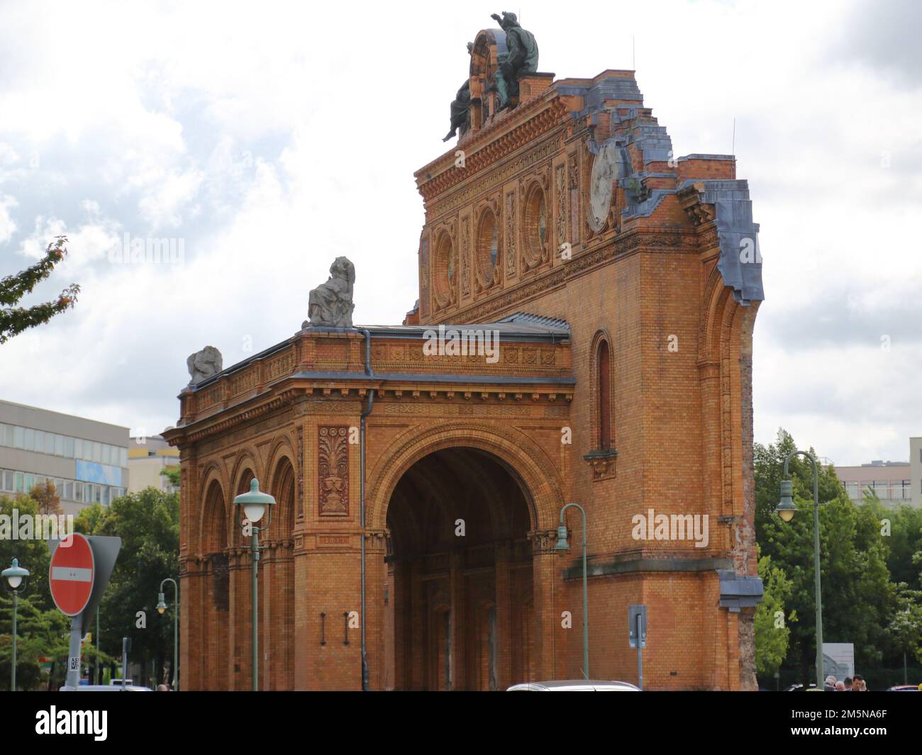 Resti della Anhalter Bahnhof a Berlino, Germania Foto Stock