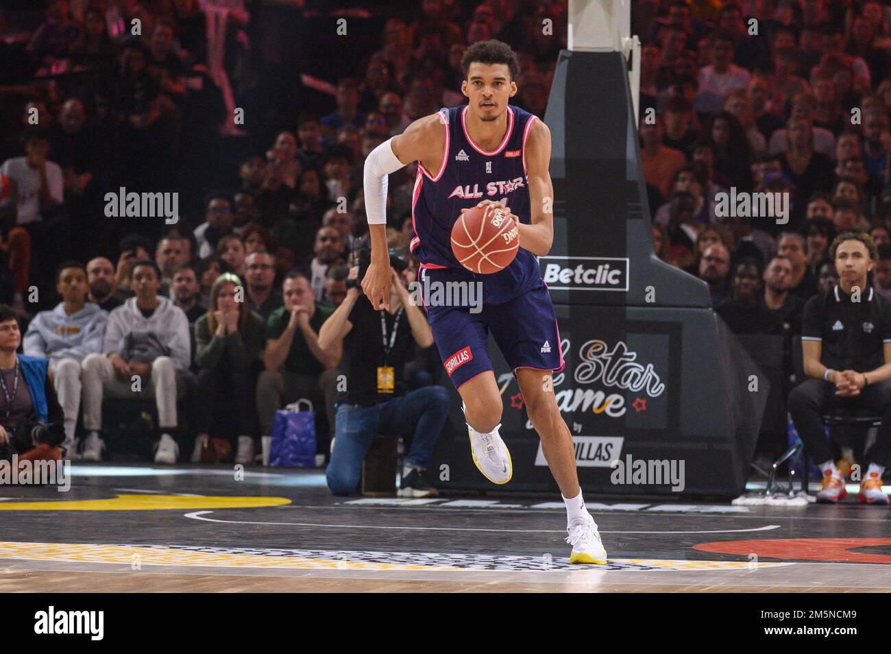 Victor Wembanyama durante l'All Star Game 2022 presso l'Accor Arena, a Parigi, in Francia, il 29 dicembre 2022. LeBron James lo ha etichettato come 'alieno', Steph Curry ha paragonato il fenom francese a un videogioco '2K create-a-player', mentre Kevin Durant crede che il 'campionato è veramente in difficoltà' quando Wembanyama è stato redatto n. 1 nel 2023. L'ex giocatore NBA-girato-ESPN-analista Richard Jefferson crede che Wembanyama sia la prospettiva 'più cariest' per mai dirigersi verso l'associazione mentre molti ritengono che sia confortevolmente il giocatore più grande per entrare nella lega poiché LeBron ha camminato dentro a Cleveland come 'il prescelto 'due dicembre Foto Stock